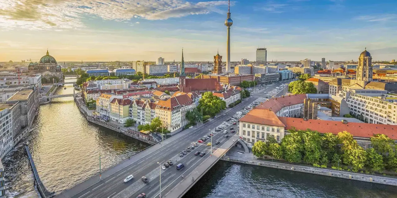 Widok na Berlin z wieżą telewizyjną i katedrą. Wyobraź sobie podróż pociągiem z Krakowa do Berlina, podziwiając takie krajobrazy.