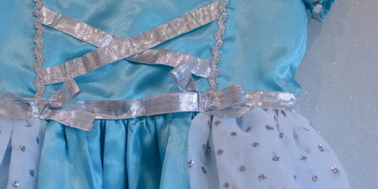 Détail d'une robe de princesse bleue avec laçage argenté. Un patron robe princesse gratuit à télécharger pour créer la magie.