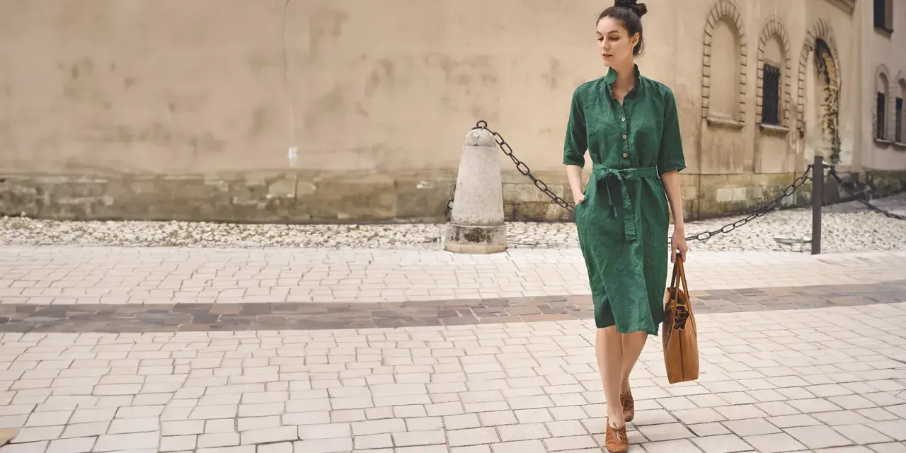Elegancka stylizacja na lato: zielona lniana sukienka z paskiem, brązowa torba i mokasyny. Idealny przykład, jak się ubrać latem.