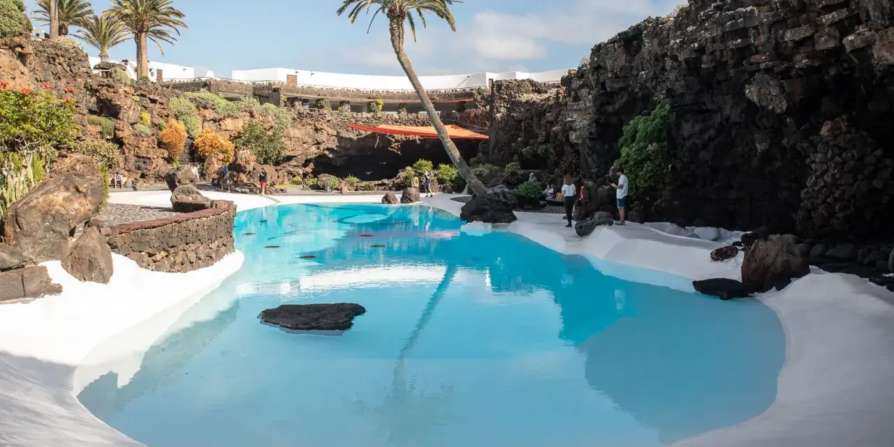 Basen w Jameos del Agua, wulkaniczne krajobrazy i palmy – to idealne miejsca, które warto zobaczyć na Lanzarote.
