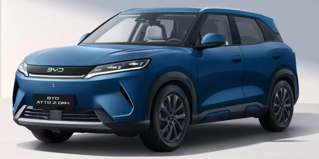 Niebieski BYD ATTO 2 DM-i, nowoczesny SUV z eleganckimi światłami LED i czarnymi felgami, gotowy na miejskie przygody.