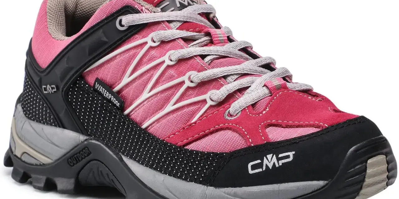 Różowy but trekkingowy CMP, idealny na outdoorowe przygody. CMP to firma znana z odzieży i obuwia sportowego.