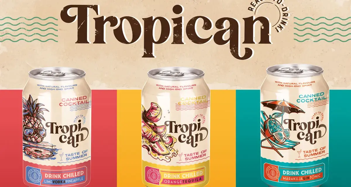 Trzy puszki gotowych drinków "Tropican" o różnych smakach: ananasowym, pomarańczowym i marakujowym.