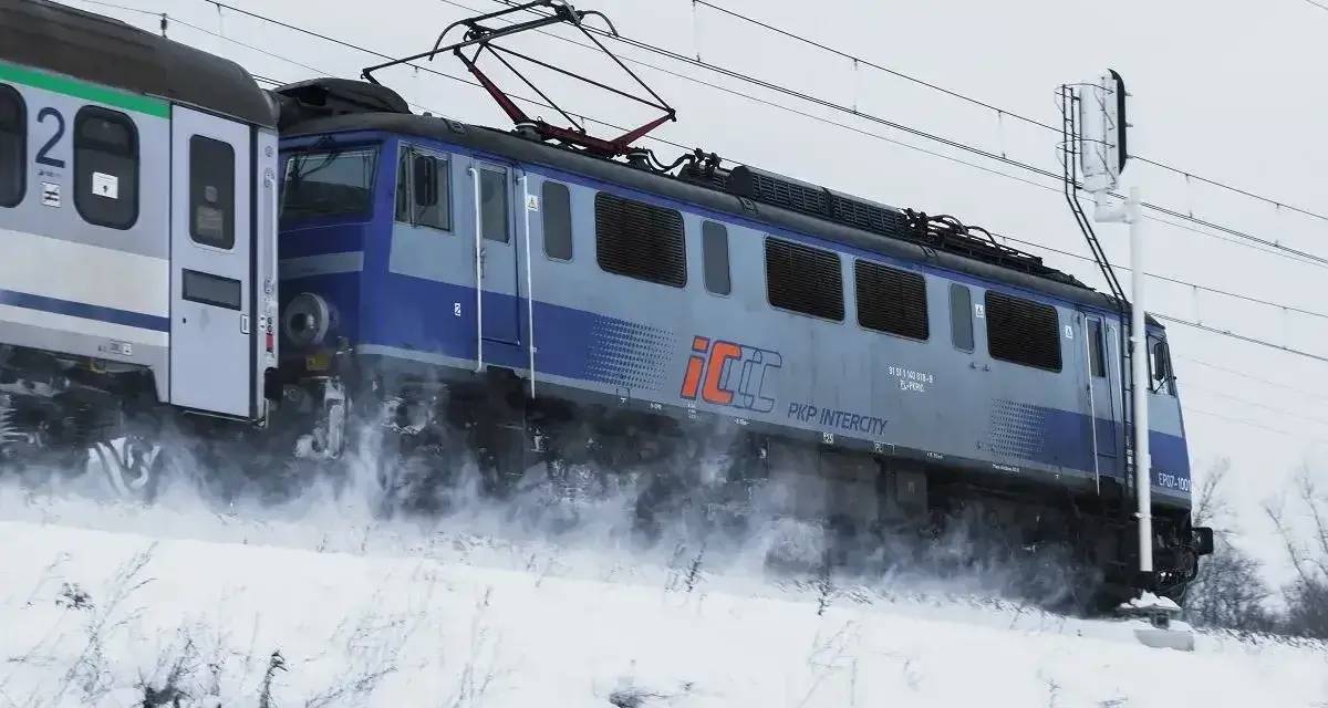 Lokomotywa PKP Intercity w zimowej scenerii. Różnica między TLK a IC to komfort i prędkość podróży.