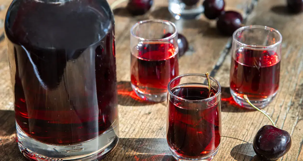 Ein Glas mit Kirsch-Wodka, perfekt für den Sommer. So einfach lässt sich Kirsch-Wodka selber machen!