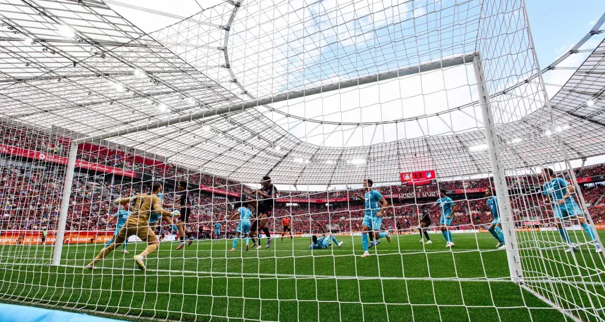Piłkarze walczą o bramkę, kibice na trybunach, a gdzie liga mistrzów? Emocje sięgają zenitu na zielonej murawie stadionu.