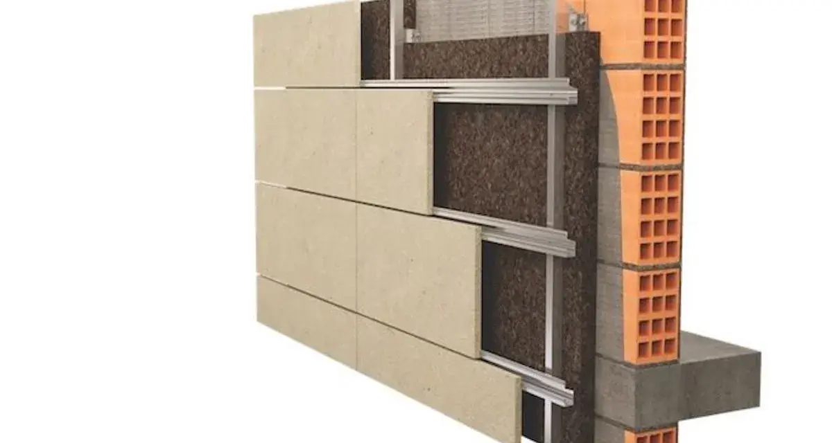 Sezione di una facciata ventilata: pannelli esterni, isolante, struttura metallica e muro portante in laterizio. Valutare pro e contro.
