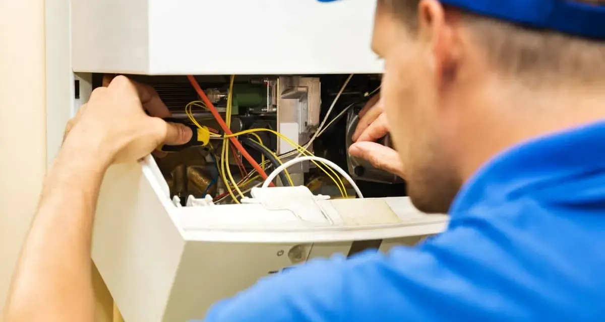 Tecnico ripara caldaia Immergas, il display non si accende.