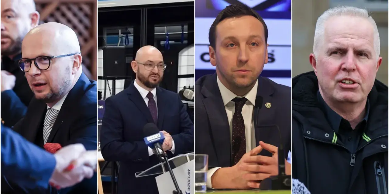 Czterech mężczyzn w garniturach i kurtce, jeden ściska dłoń.