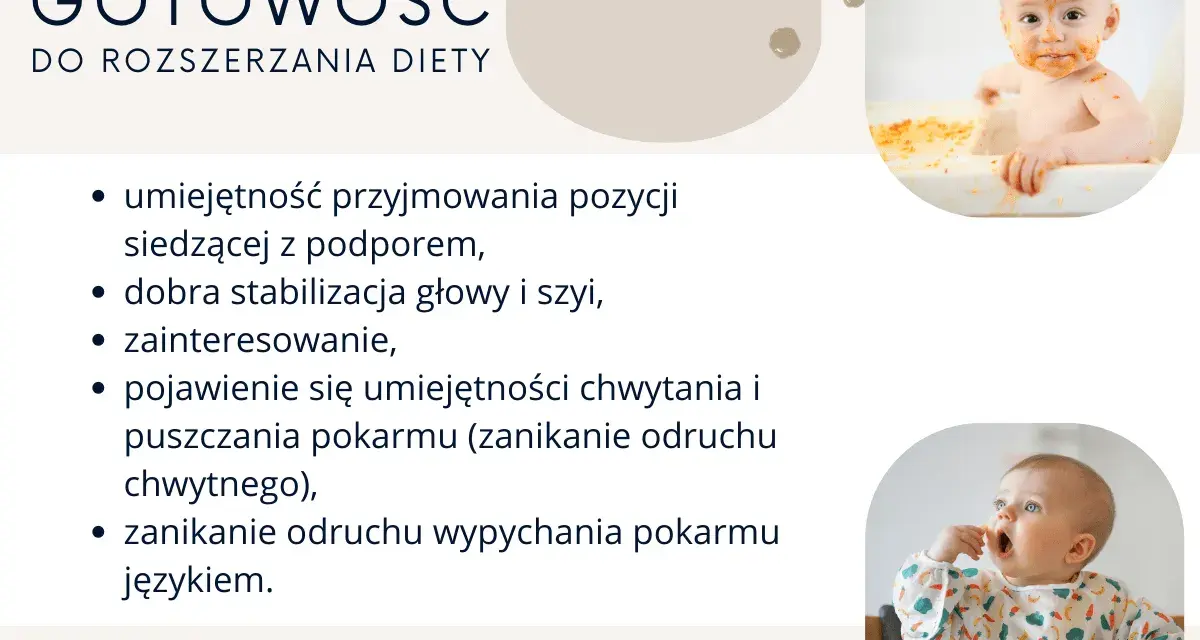 Uśmiechnięty 5 miesięczne dziecko z jedzeniem na twarzy i w śliniaczku, gotowe do rozszerzania diety.