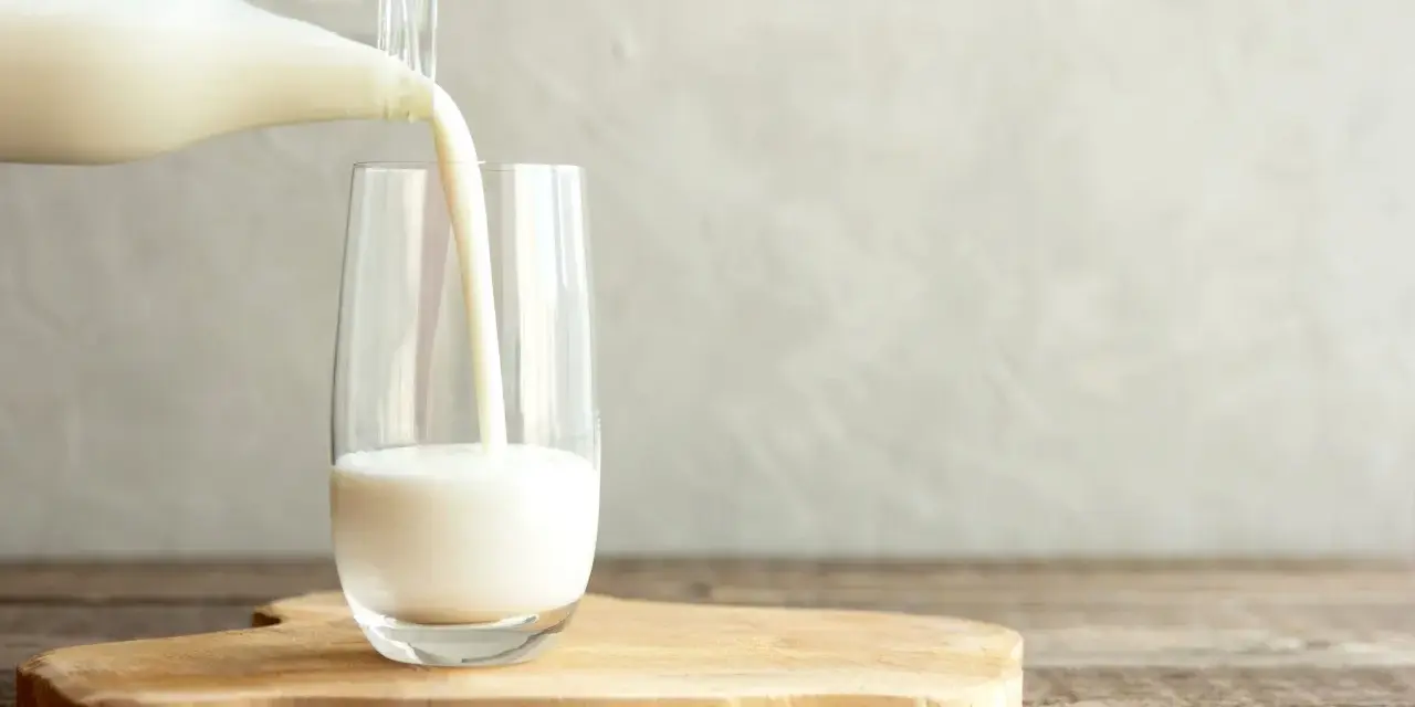 Kefir Krasnystaw nalewany do szklanki. Zdrowy napój, który warto znać, jeśli interesują Cię jego kcal.