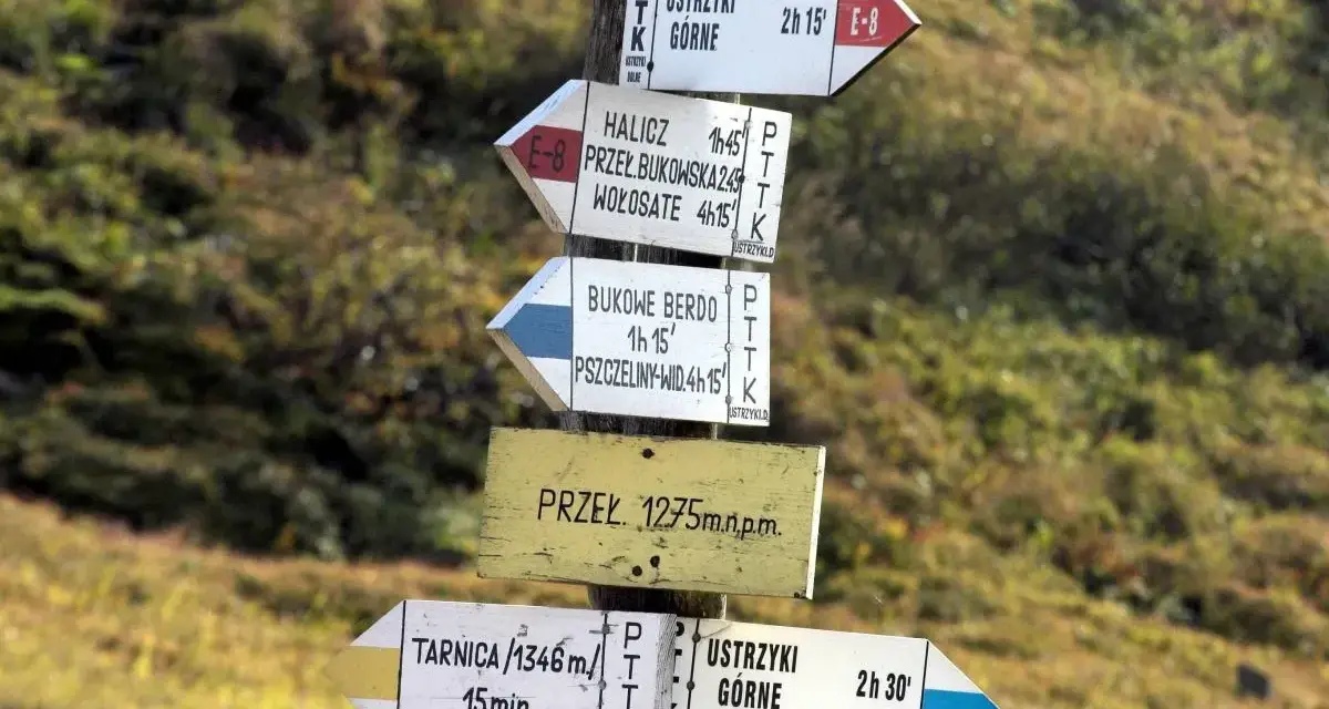 Słupki z drogowskazami w górach pokazują, co oznacza czarny szlak w górach – kierunek i czas dojścia do celu.