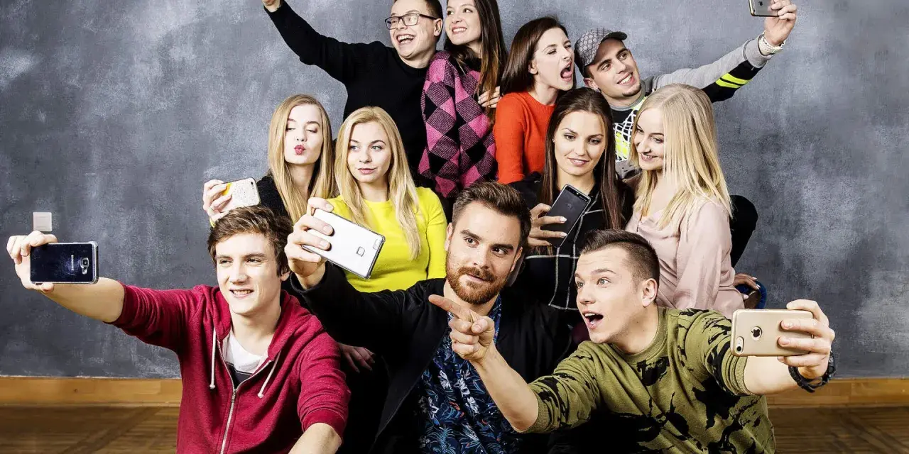 Grupa młodych ludzi, 19+ obsada, robi sobie selfie.