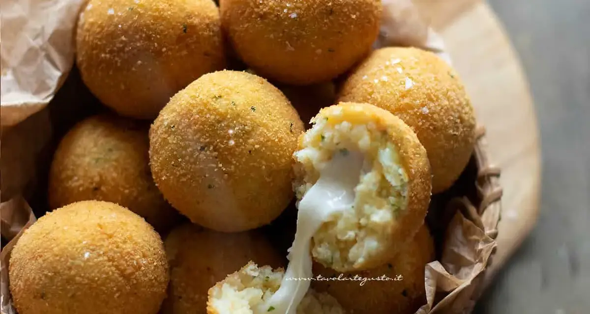Deliziose polpette di patate dorate e croccanti, con un cuore filante di formaggio.