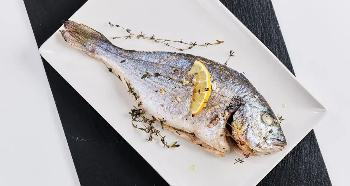 Dorada a la espalda, horneada con limón y tomillo, lista para disfrutar.