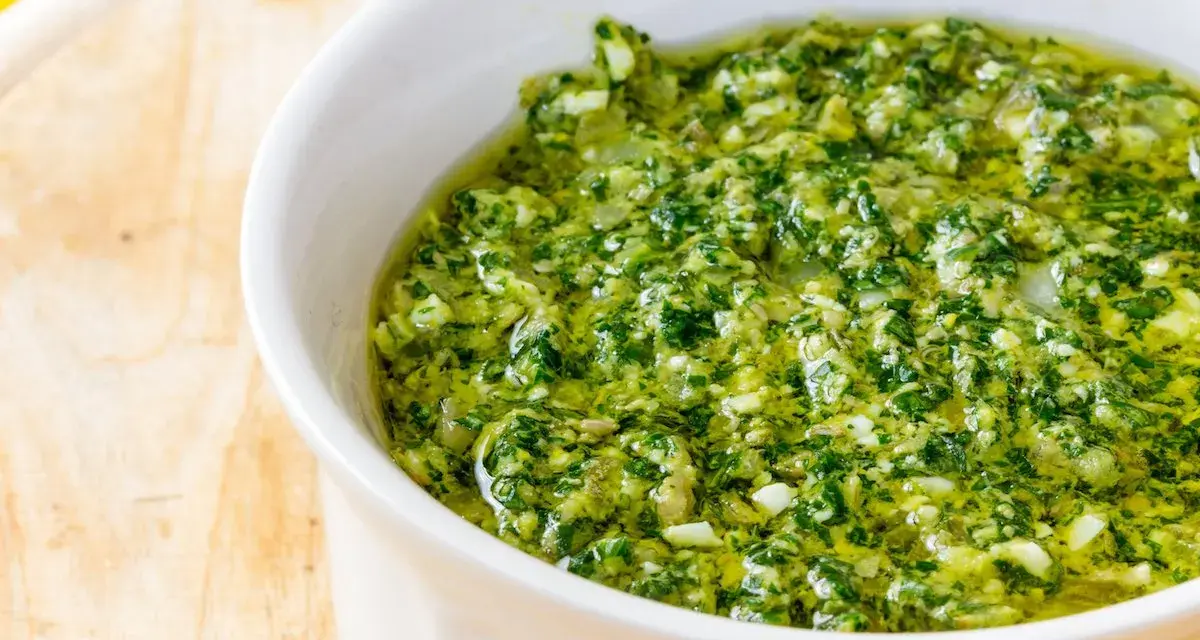 Un invitante bagnetto verde piemontese, fresco e profumato, pronto per condire la pasta.