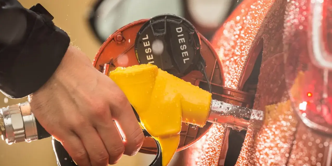 Mano che inserisce la pompa diesel. Cosa succede se metti benzina nel diesel? Dopo quanti km si notano i danni?