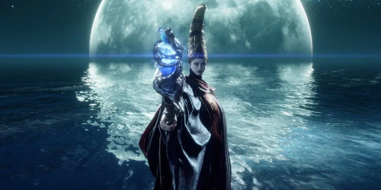 Renna, la hechicera de Elden Ring, sostiene un orbe azul brillante bajo una gran luna.