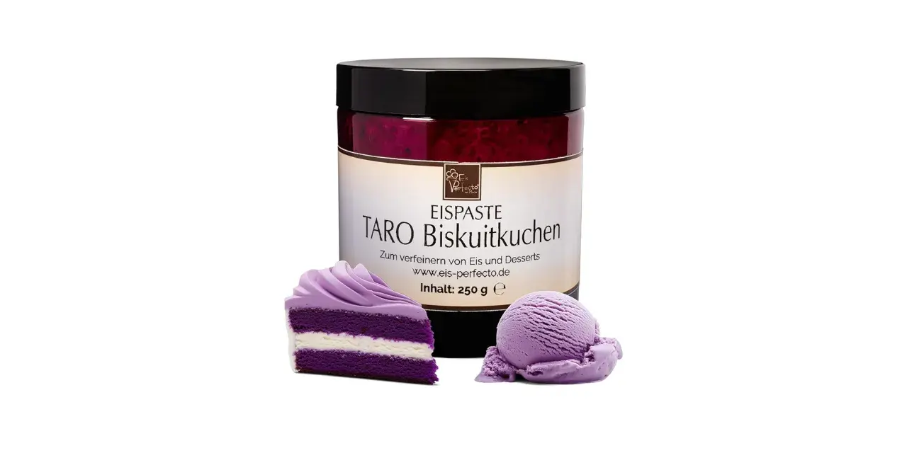 Lila Taro Biskuitkuchen-Eiscreme-Paste in einem Glas, daneben ein Stück Kuchen und eine Kugel Eis.