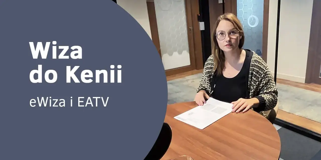 Kobieta przy biurku omawia wiza do Kenii. Informacje o eWizie i EATV.
