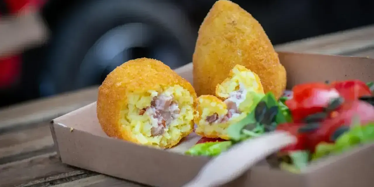 Arancini co to? Pyszne, złociste kulki ryżowe z nadzieniem, podane z sałatką. Idealna włoska przekąska.