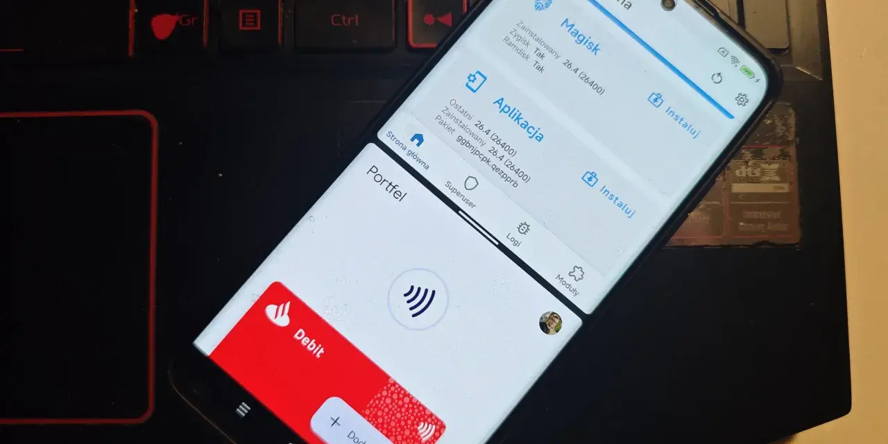 Telefon z aplikacją Magisk, która jest kluczowa, by dowiedzieć się, jak zrootować telefon. Widoczny też portfel z kartą płatniczą.