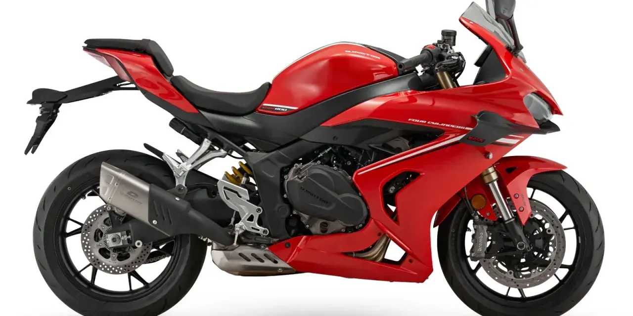 Czerwony motocykl sportowy z widocznym napisem "FOUR CYLINDERS" i informacją o pojemności silnika 800cc.