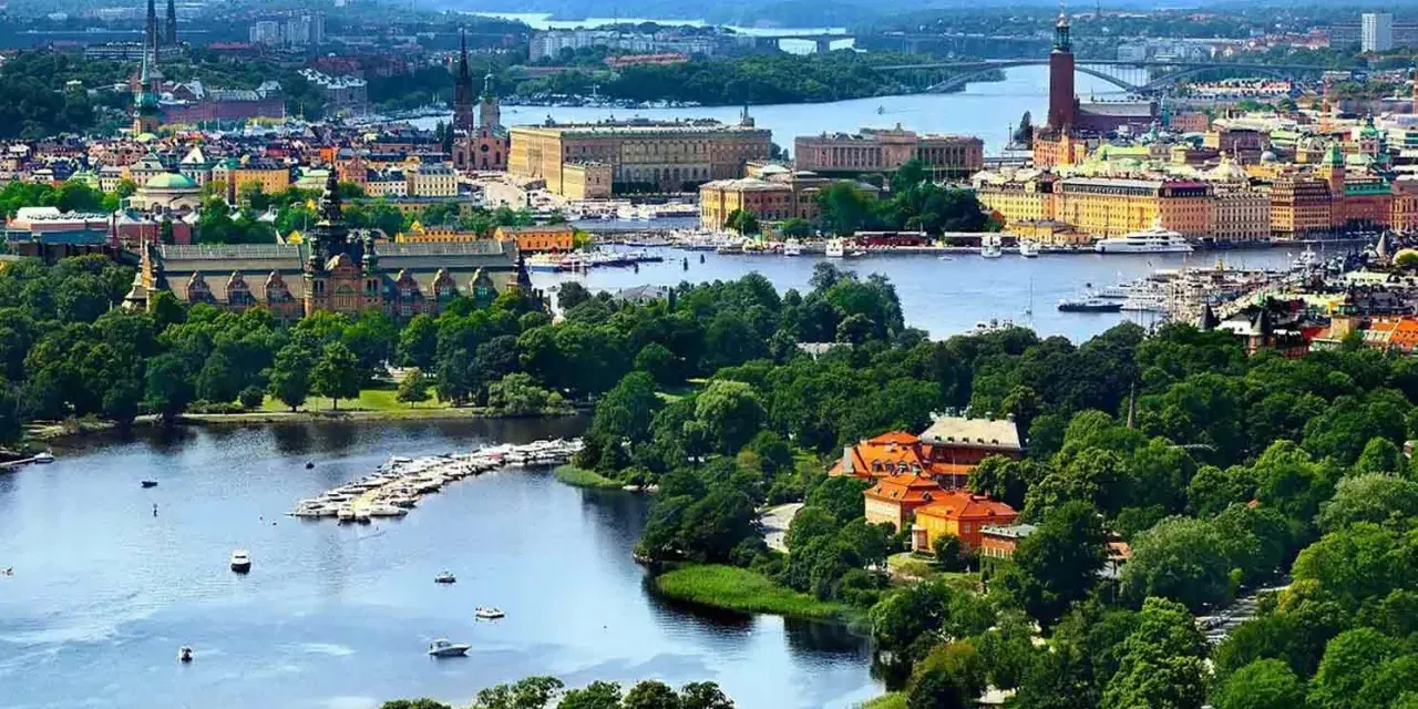 Blick auf Stockholm mit Wasserwegen und grünen Ufern. Perfekt für ein Auslandspraktikum in Schweden.
