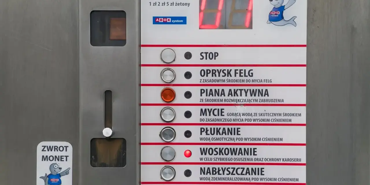 Ciśnienie na myjni bezdotykowej: Ile barów jest bezpieczne dla lakieru?