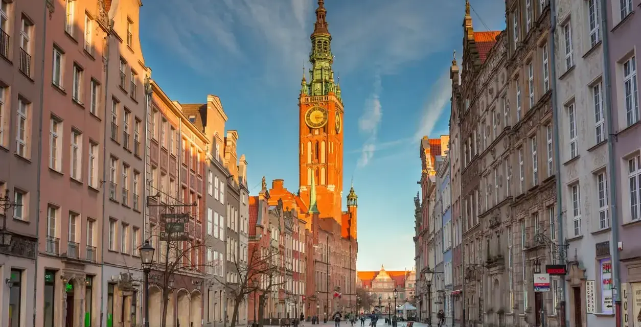 Gdańska starówka z Ratuszem Głównym, świadectwo historii i tego, kiedy powstał Gdańsk.