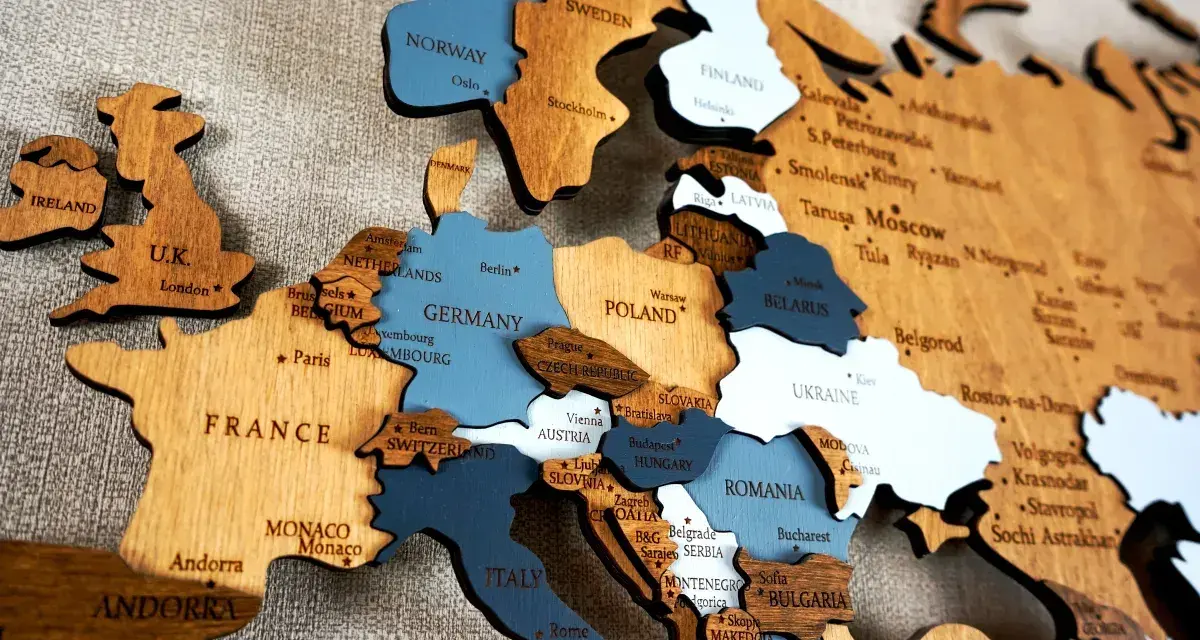 Drewniana mapa Europy z zaznaczonymi krajami. Widoczne m.in. Francja, Niemcy, Polska, Włochy, Skandynawia. Eog co to? To piękna dekoracja ścienna.