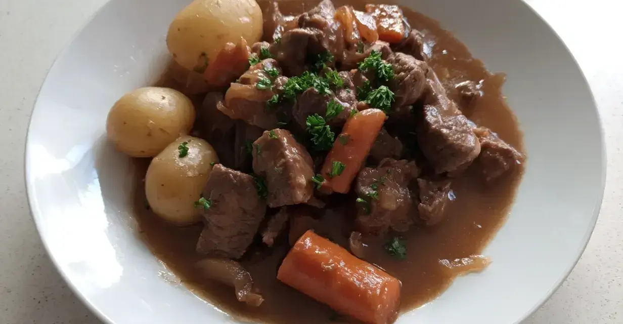 En härlig fransyska gryta med mört kött, mjuka potatisar och saftiga morötter, toppad med färsk persilja.