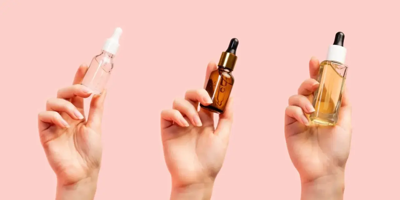 Trzy dłonie trzymają buteleczki z serum. Zastanawiasz się, jakie serum do twarzy po 40. wybrać?