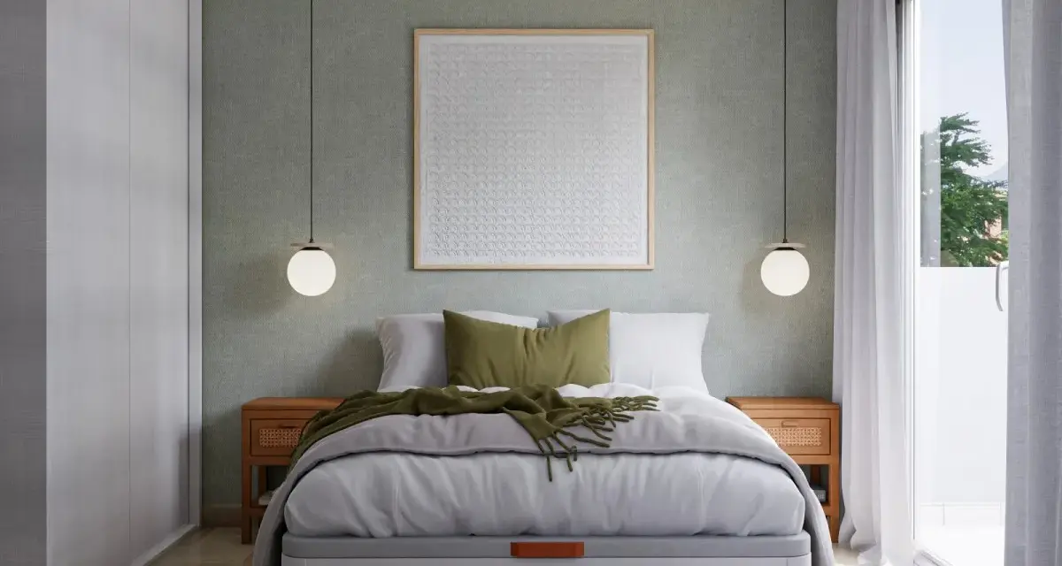 Cama moderna con cuadros decorativos que ponen en vez de cabecero. Mesitas de noche de madera y lámparas colgantes.