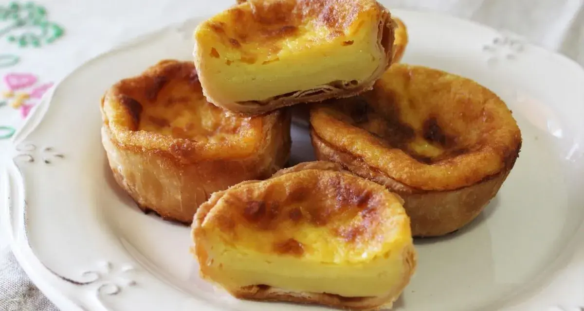 Pastel de arroz con relleno cremoso y masa hojaldrada, servido en un plato blanco.