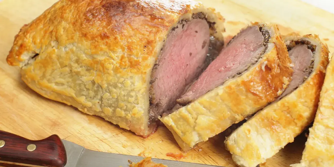 Saftiges Rinderfilet im Blätterteig, perfekt geschnitten, bereit als Hauptgericht mit passenden Beilagen.