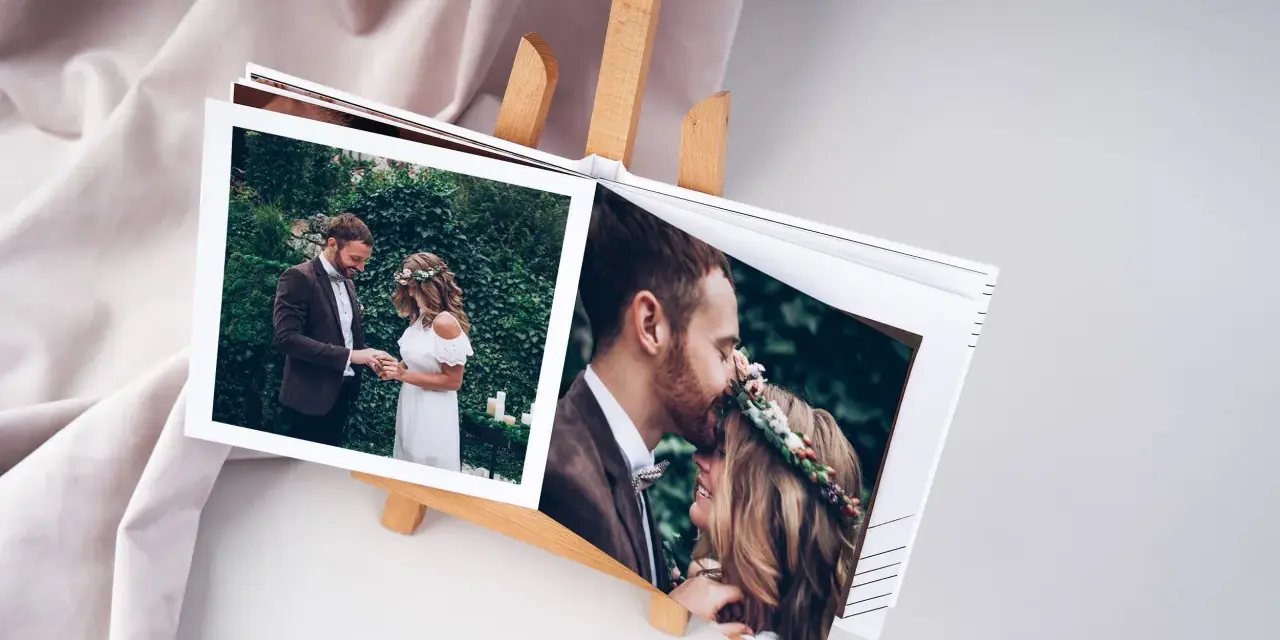 Otwarta księga z fotografiami ślubnymi, ukazująca parę w intymnych chwilach. To dowód na to, że miłość i przeznaczenie cytaty są prawdziwe.