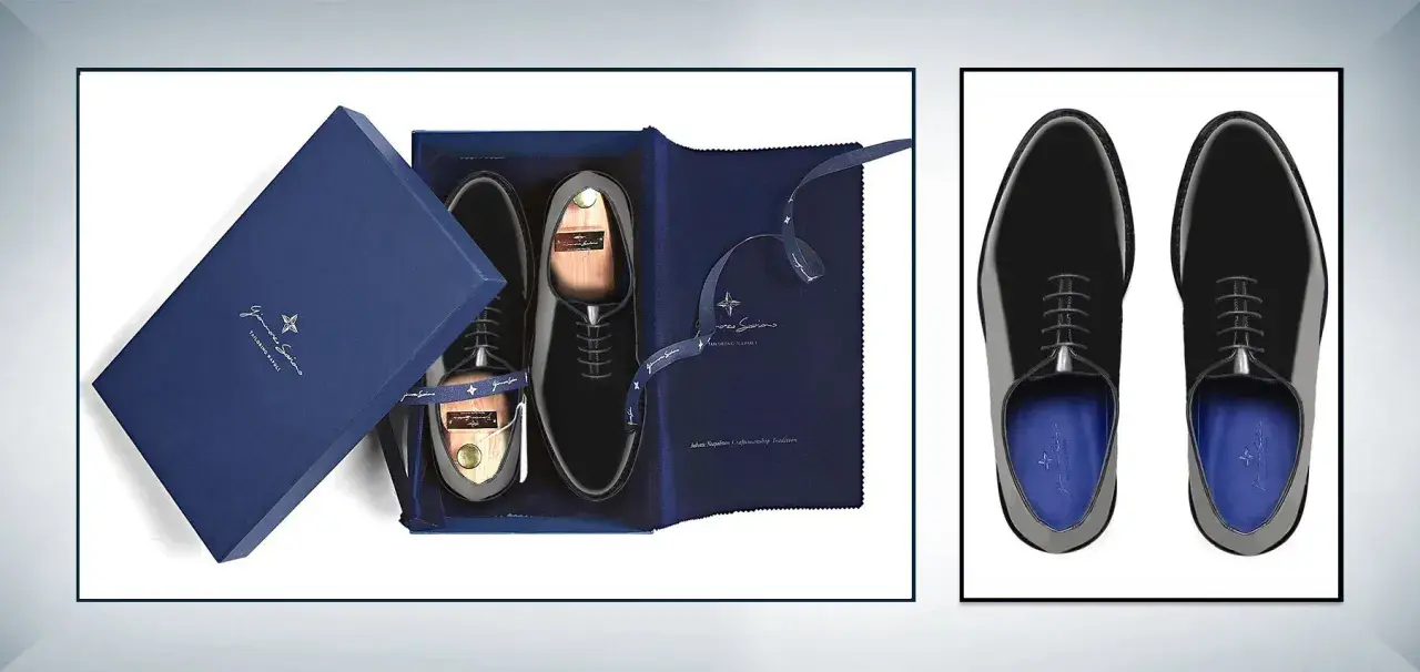 Eleganti scarpe smoking nere in scatola blu con forme in legno e panno protettivo. Un lusso per ogni occasione formale.