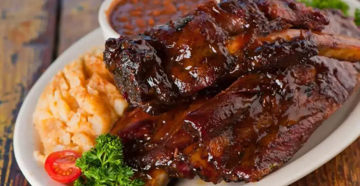 Soczyste żeberka w sosie BBQ, podane z puree ziemniaczanym i fasolką. Idealna marynata do żeberek sprawia, że mięso jest kruche i aromatyczne.