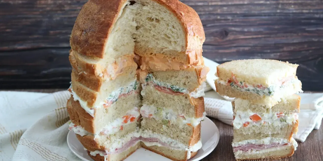 Panettone Gastronomico: Farciture, Taglio e Consigli per un Buffet Perfetto