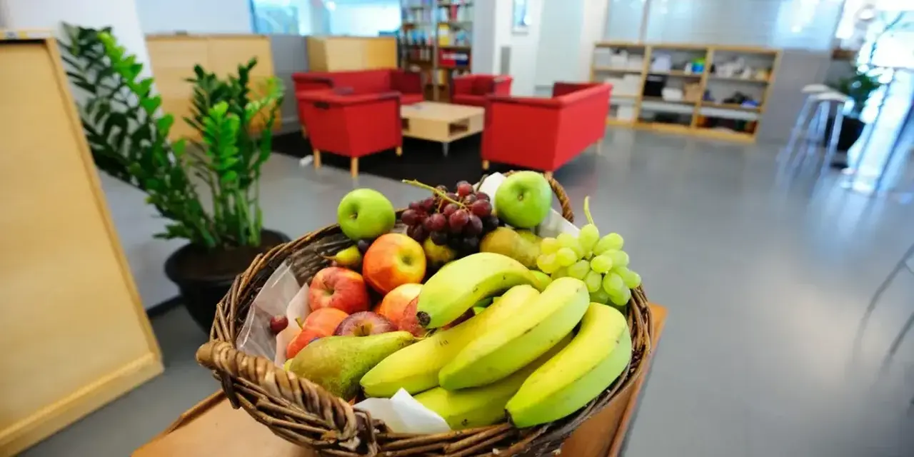 Koszyk pełen jabłek, bananów, gruszek i winogron. Idealny na owocowe czwartki w biurze.