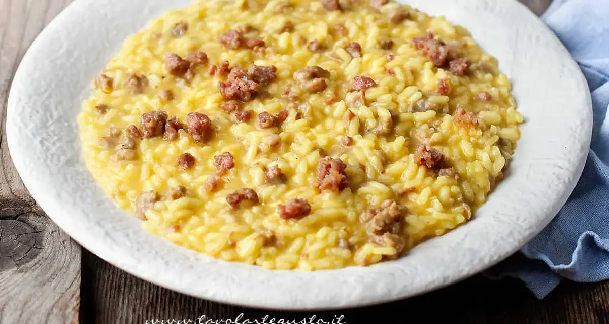 Un cremoso risotto con salsiccia, servito su un piatto bianco, pronto per essere gustato.