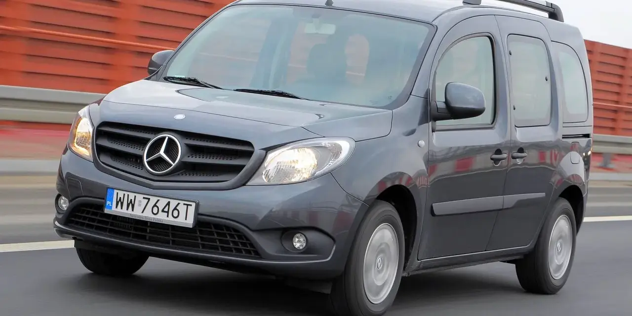 Szary Mercedes Citan na drodze. Choć praktyczny, warto znać jego potencjalne mercedes citan wady przed zakupem.