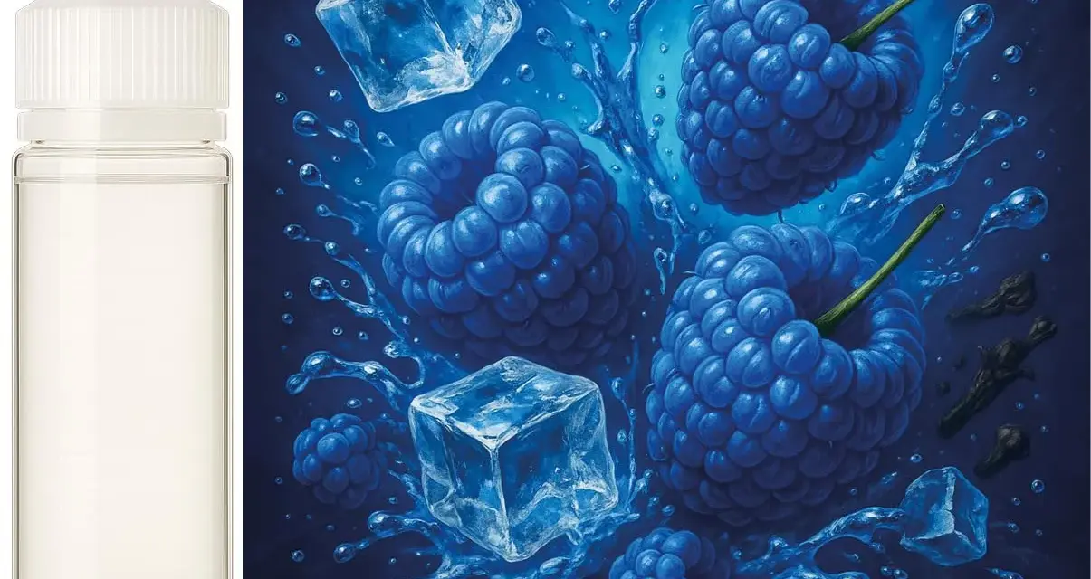 Botella vacía junto a frambuesas azules, cubitos de hielo y salpicaduras de agua.