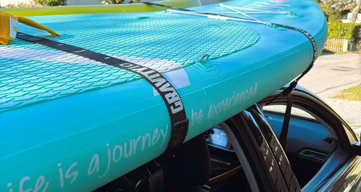 Zwei SUPs sicher auf dem Autodach für den Transport. "Life is a journey, be experienced" – bereit für neue Abenteuer.