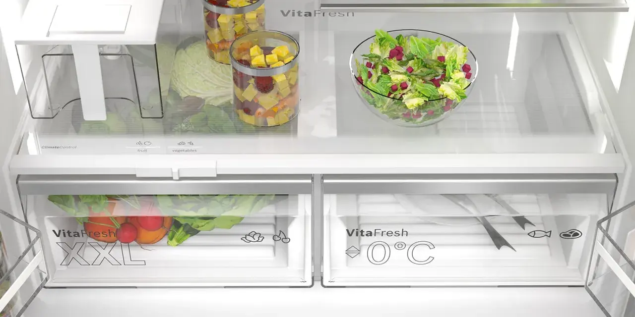Einblick in den Kühlschrank: Obst und Gemüse in den VitaFresh Schubladen, bereit zur Lagerung.
