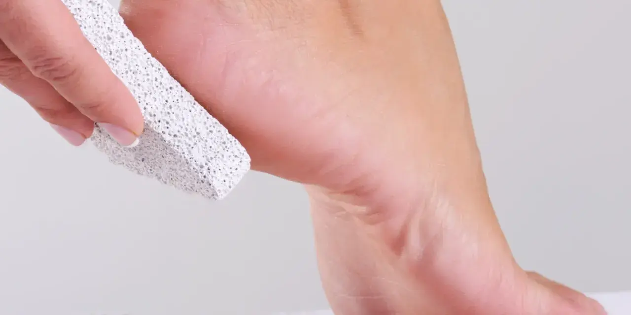 Piedra pómez exfolia el talón para eliminar olor de pies para siempre.