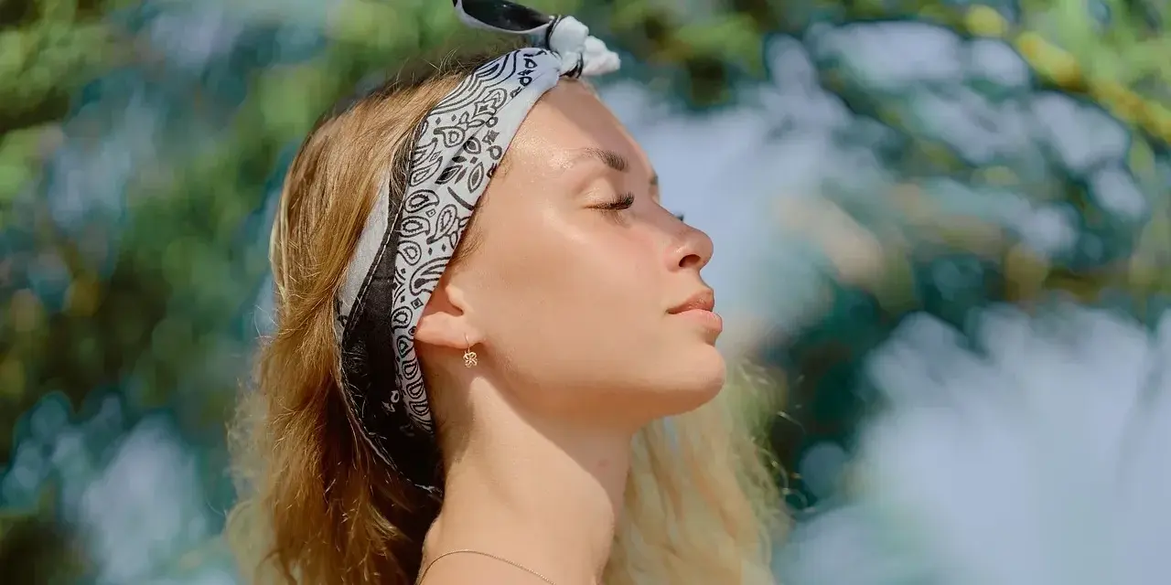 Makijaż "no make-up": świeży blask krok po kroku. Odkryj sekrety!