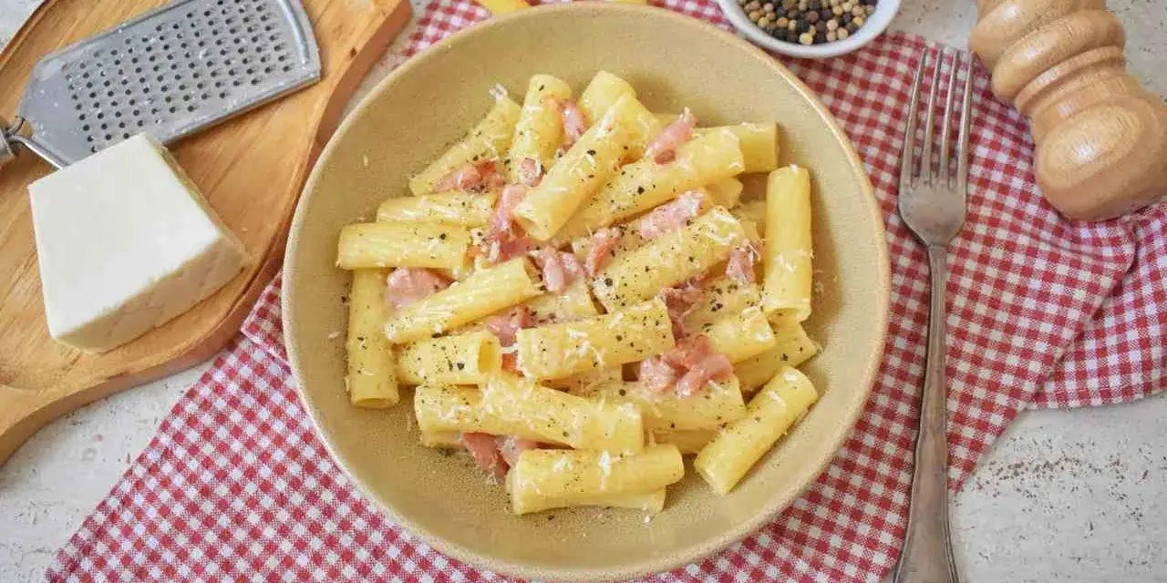 Pyszne danie z makaronem rigatoni, guanciale i pecorino. Idealne na szybki obiad, oto pasta alla Gricia przepis.