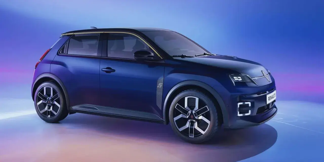Nowe, granatowe Renault 5 z czarnym dachem i złotymi akcentami, na tle niebiesko-fioletowego gradientu.